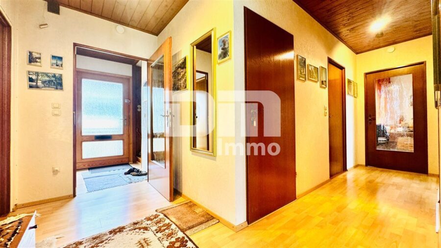 Schönes Einfamilienhaus mit Garage und Terrasse / Ständerbauweise in hervorragender Lage - EG Flur / Diele